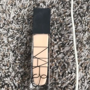 Natural radiant long wear foundation